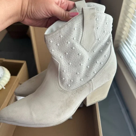 Elegant White Ankle Boots - Picture 3 of 8